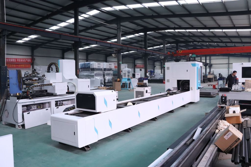 Büyük bir üretim salonunda sıralanmış lazer kesim makineleri